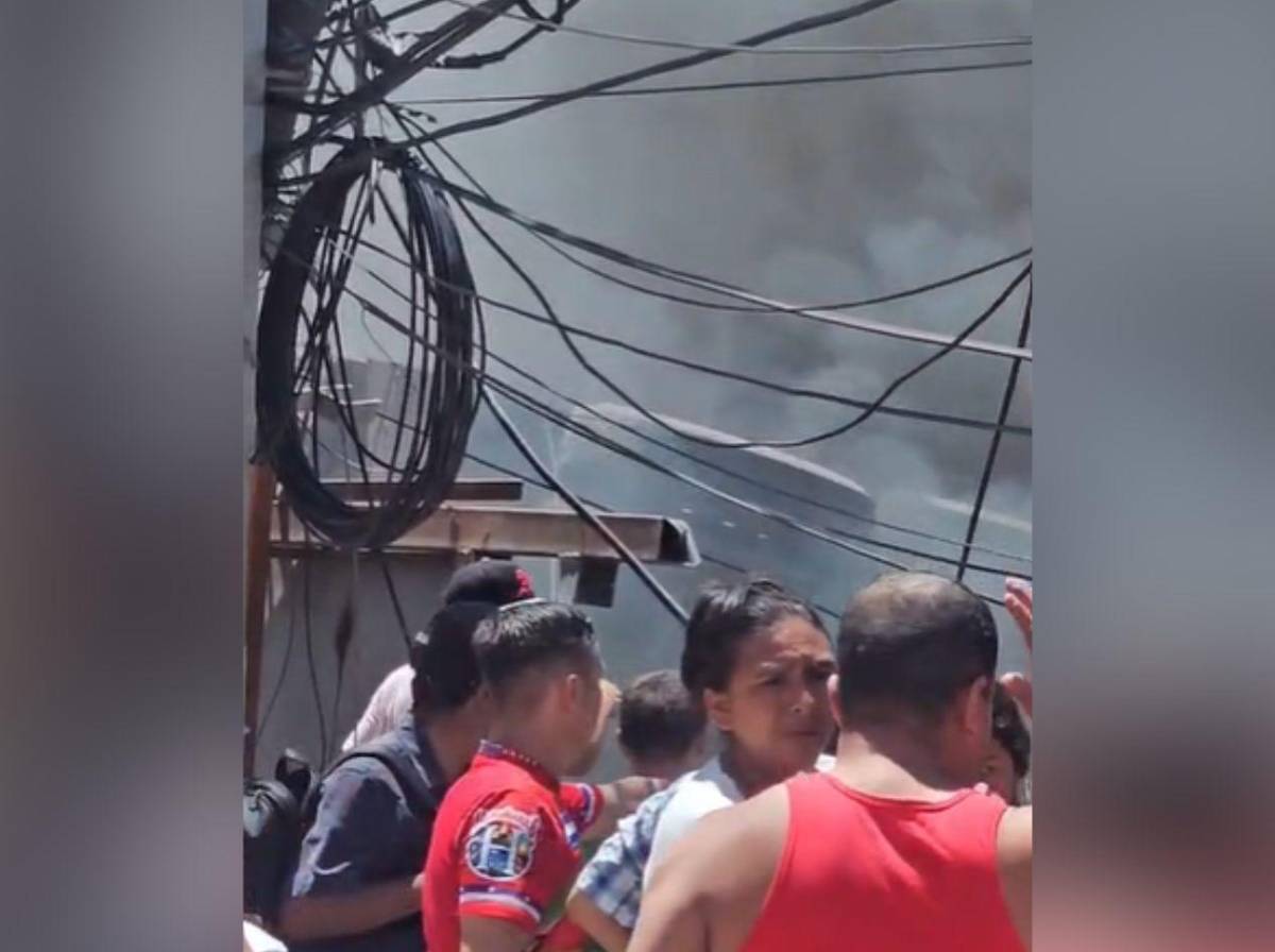 Volqueta impactó contra un taller: dolorosas imágenes del accidente en la colonia Villa Nueva