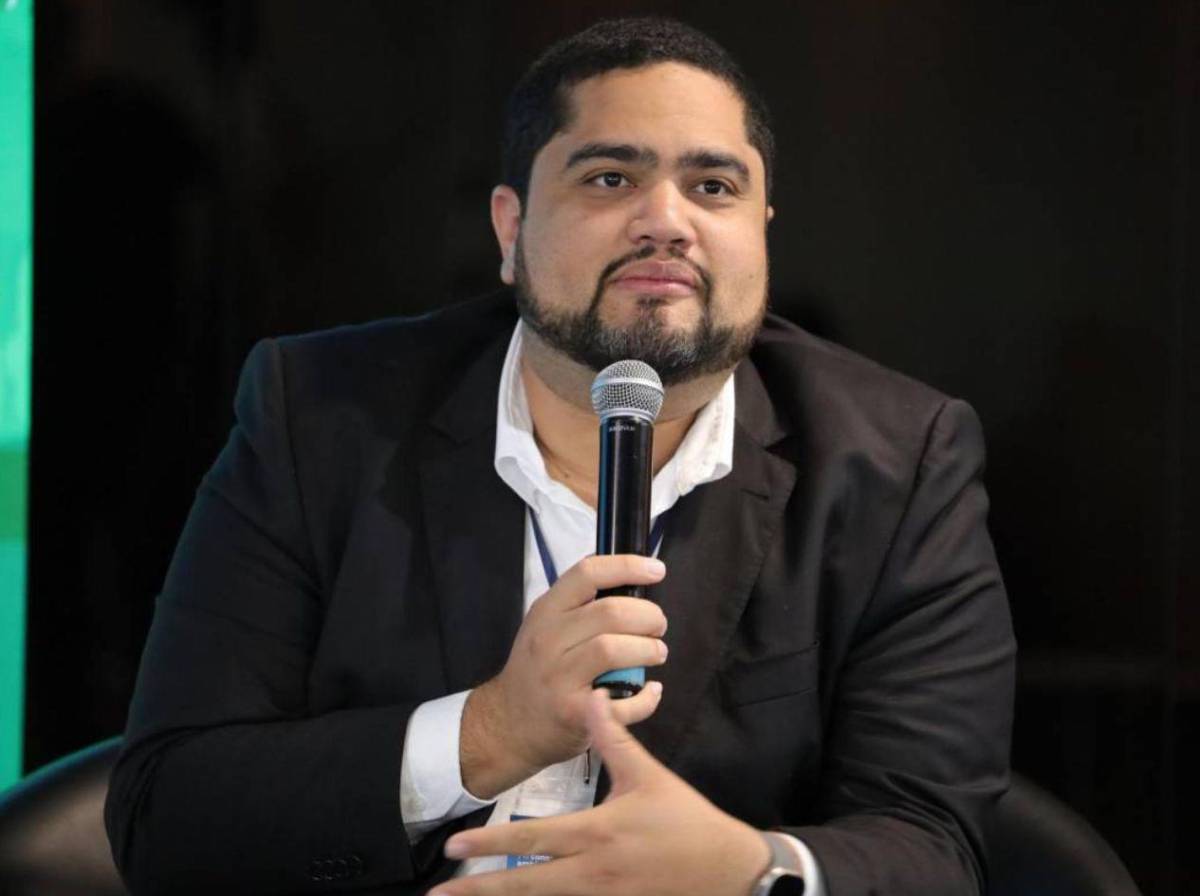 José Carlos Cardona se burla de Isis Cuéllar por salir huyendo de la asamblea de Libre