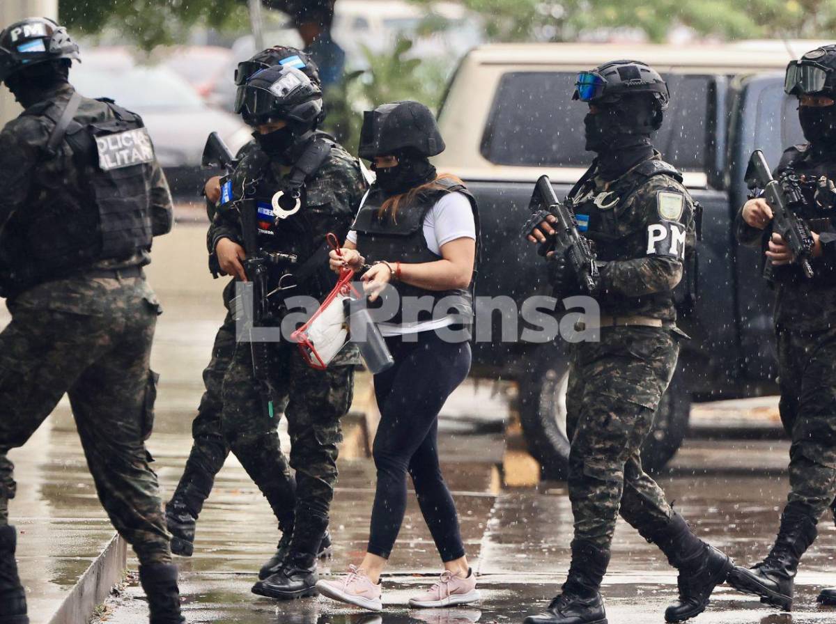 Con chaleco antibalas, casco y pasamontañas llegó exfiscal Francia Medina a tribunales de SPS