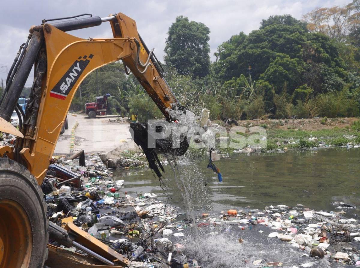 Tras denuncia de LA PRENSA: retiran toneladas de basura acumuladas en ríos y canales de SPS