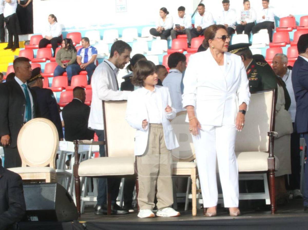 ¿Quién es el niño que acompaña a Xiomara Castro en el Estadio Nacional?