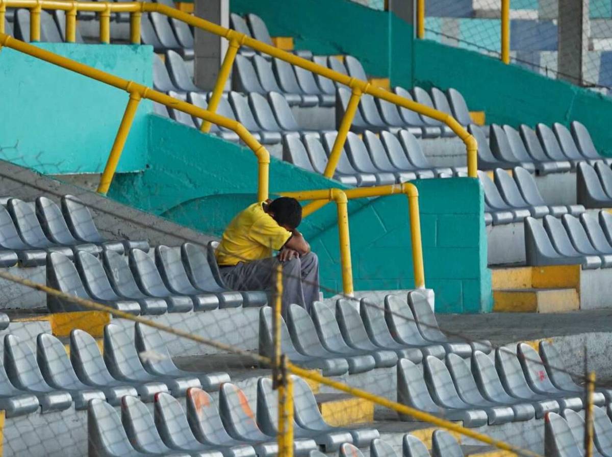 Artista catracho y ambiente en las calles antes del Real España vs Olimpia
