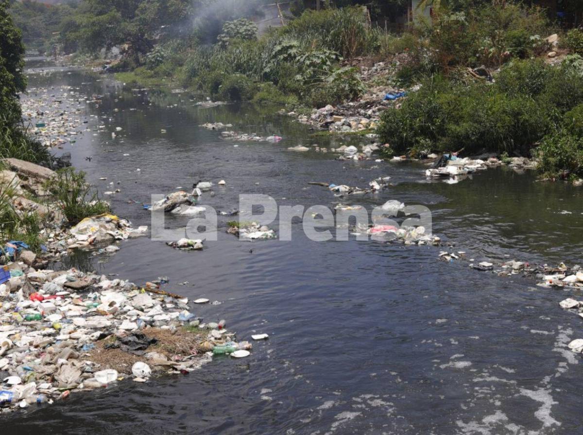 Tras denuncia de LA PRENSA: retiran toneladas de basura acumuladas en ríos y canales de SPS