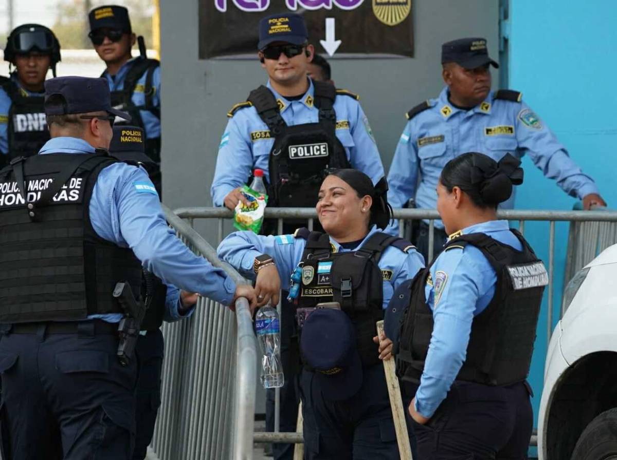 Artista catracho y ambiente en las calles antes del Real España vs Olimpia