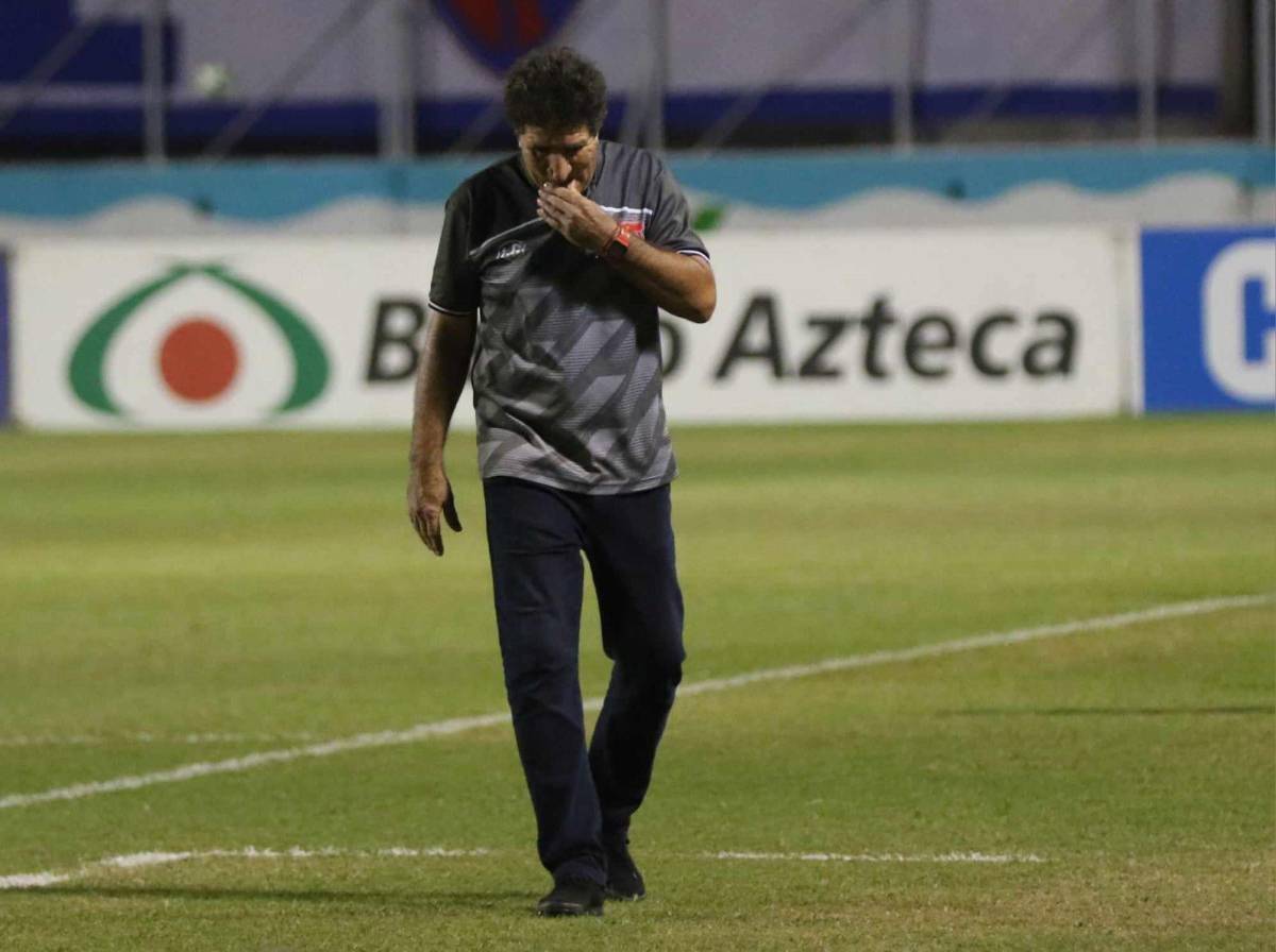 Héctor Vargas se quejó fuertemente del arbitraje de Selvin Brown.