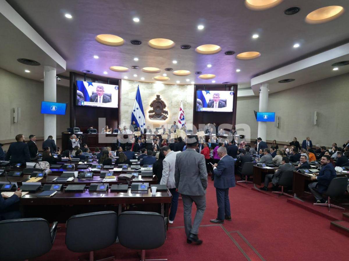 Silbidos y consignas en lectura de informe de la comisión de juicio político en el Congreso