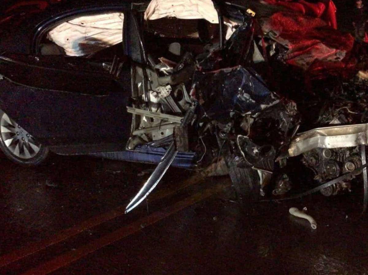 Cuatro muertos deja brutal choque entre camioneta y turismo en El Paraíso