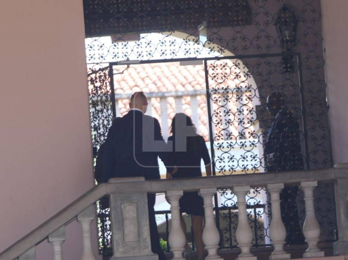 Sonriente y vestida de azul: así llegó Kristi Noem a Casa Presidencial