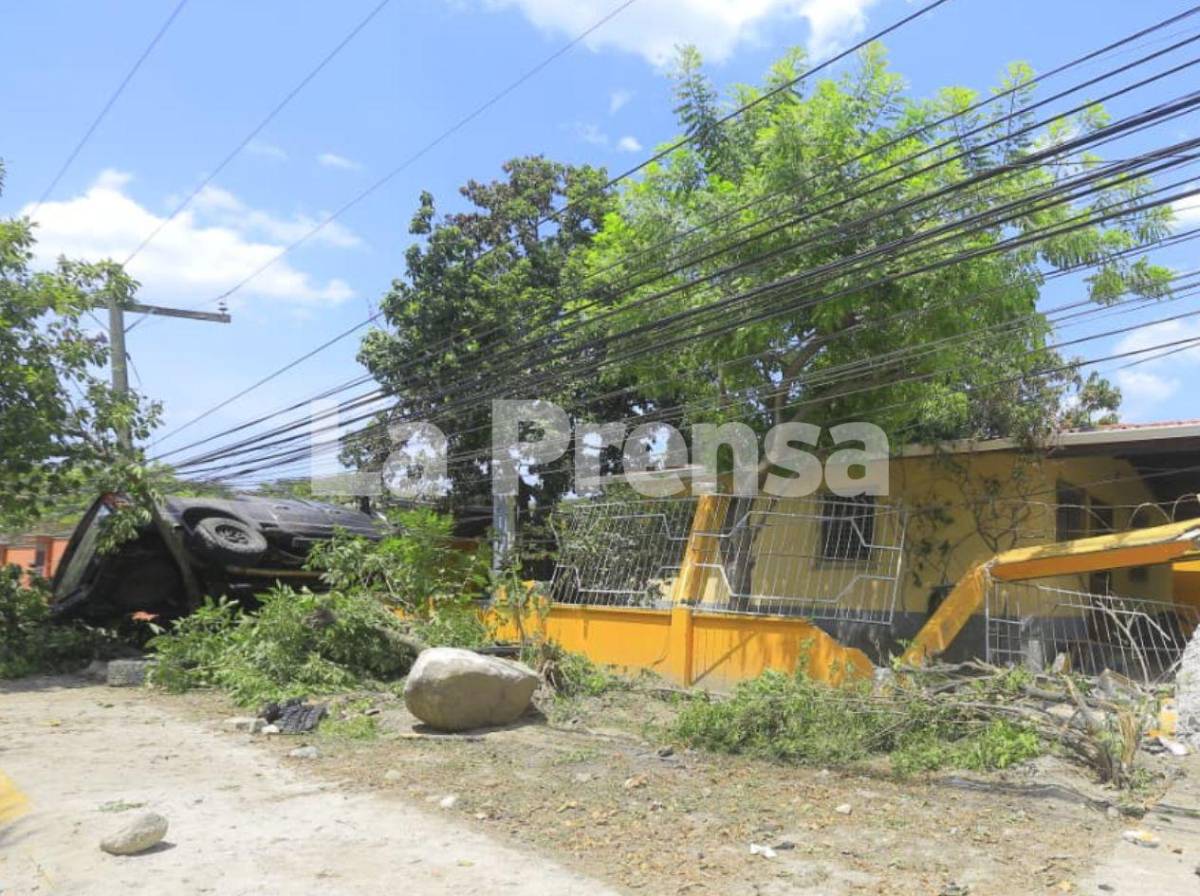 Camioneta queda incrustada en el muro de una casa tras accidente en colonia Sitraplast de SPS