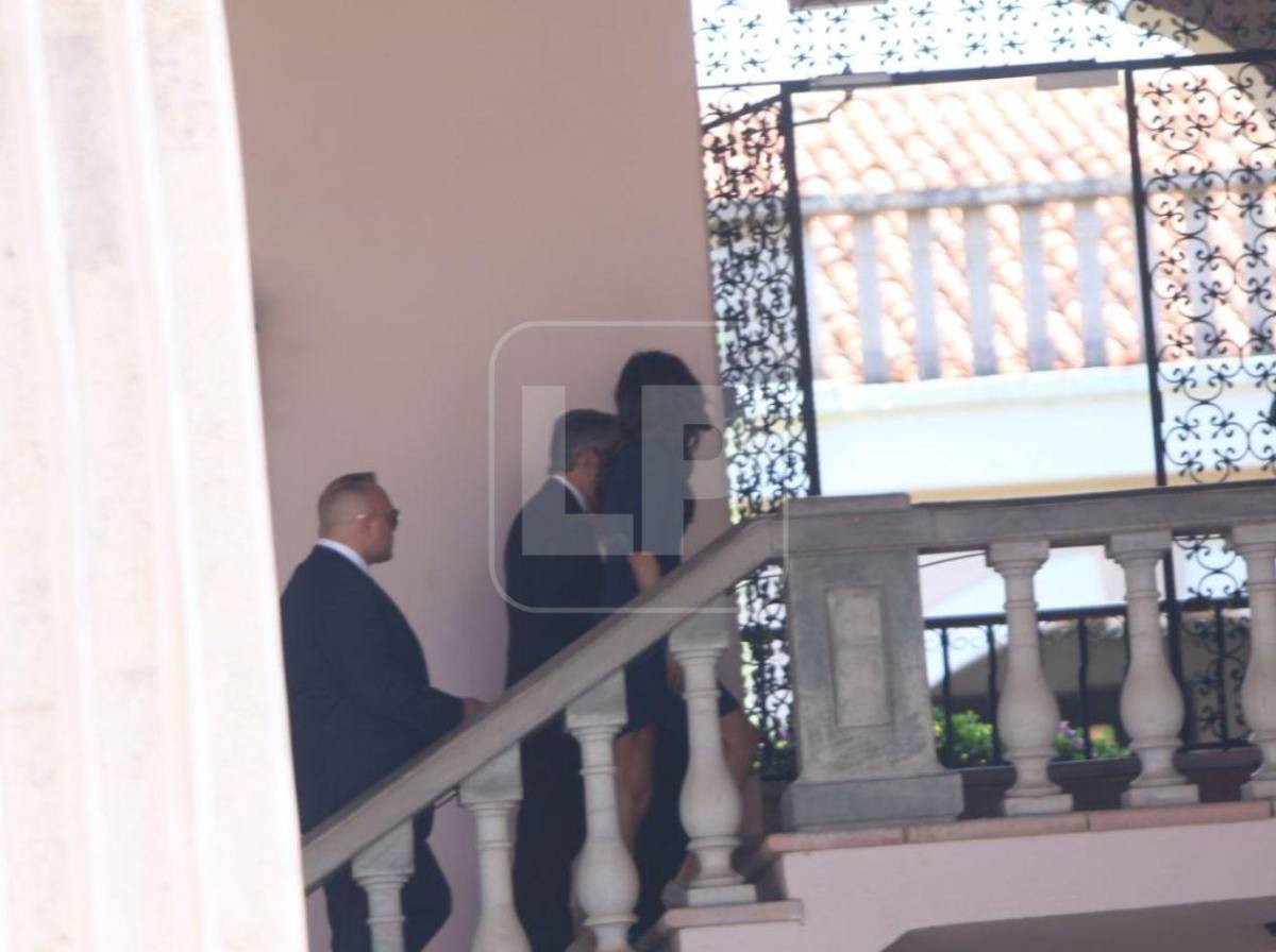 Sonriente y vestida de azul: así llegó Kristi Noem a Casa Presidencial