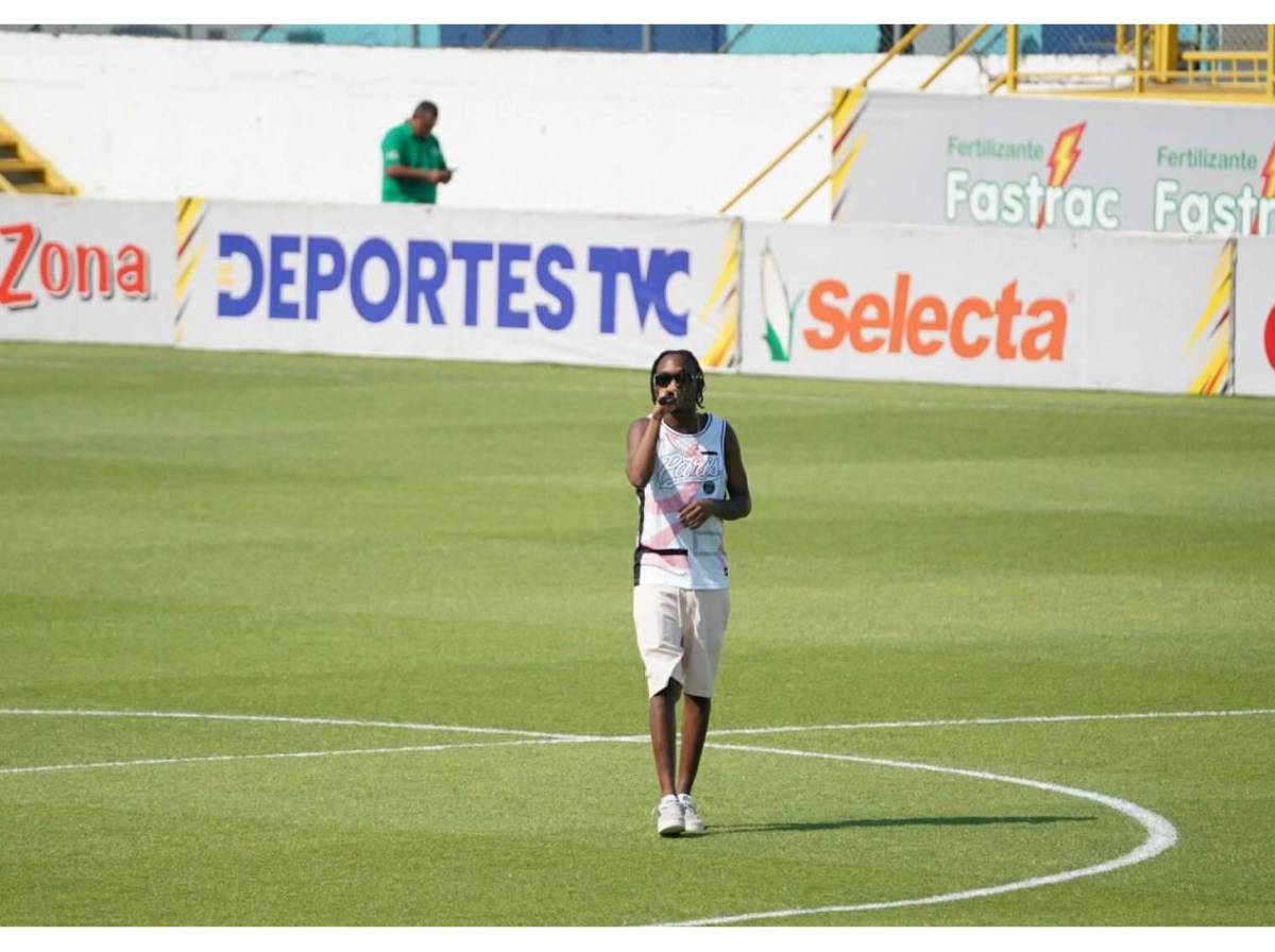 Artista catracho y ambiente en las calles antes del Real España vs Olimpia