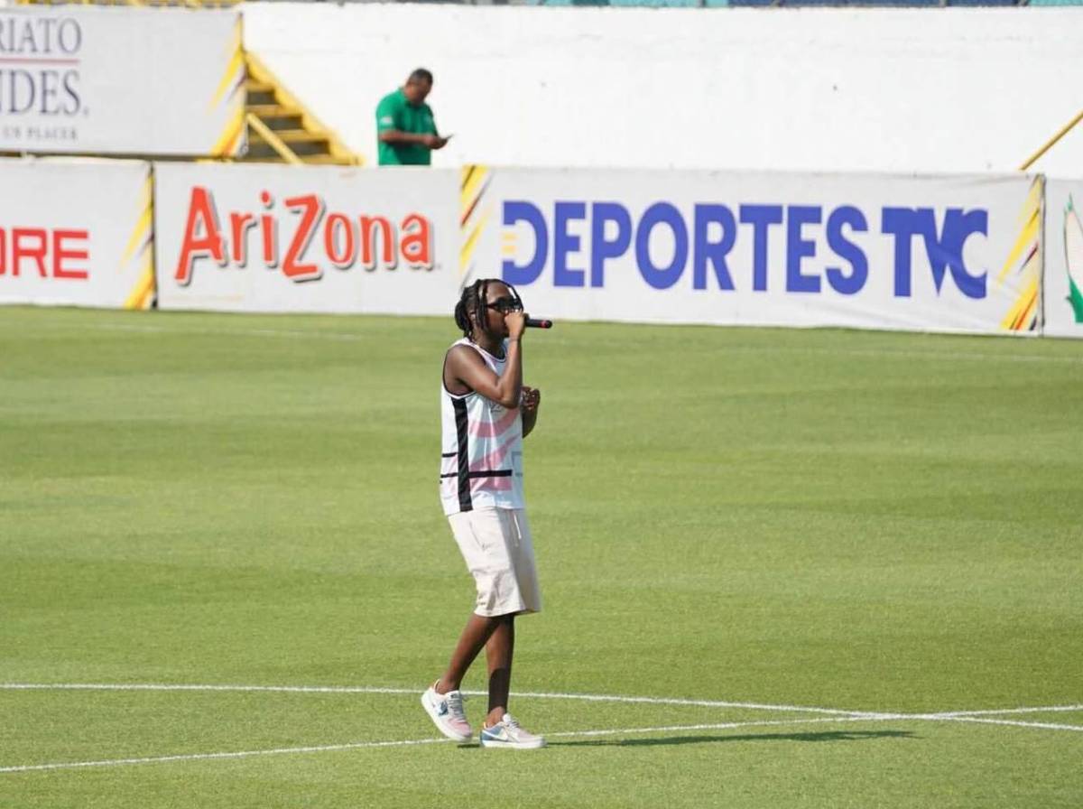 Artista catracho y ambiente en las calles antes del Real España vs Olimpia