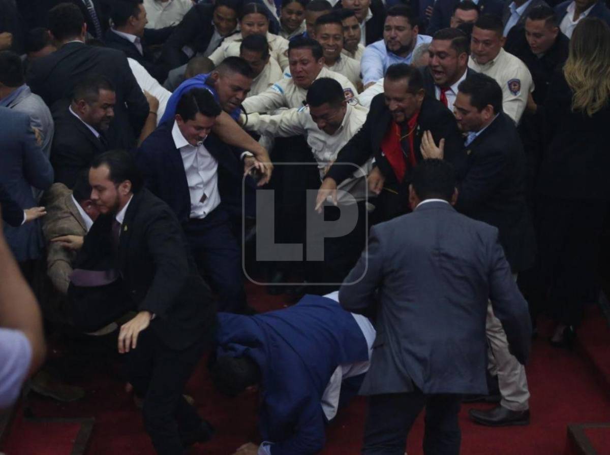 Empujones y cohetes: lo que no se vio del zafarrancho en el Congreso Nacional