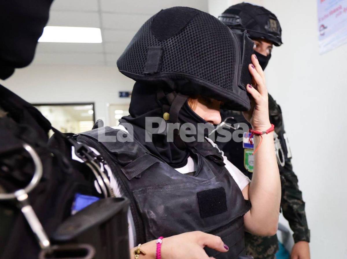 Con chaleco antibalas, casco y pasamontañas llegó exfiscal Francia Medina a tribunales de SPS