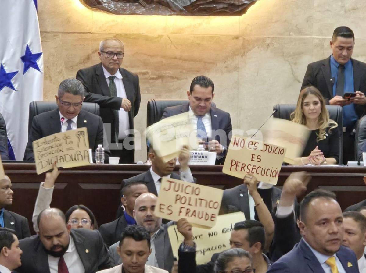 Silbidos y consignas en lectura de informe de la comisión de juicio político en el Congreso