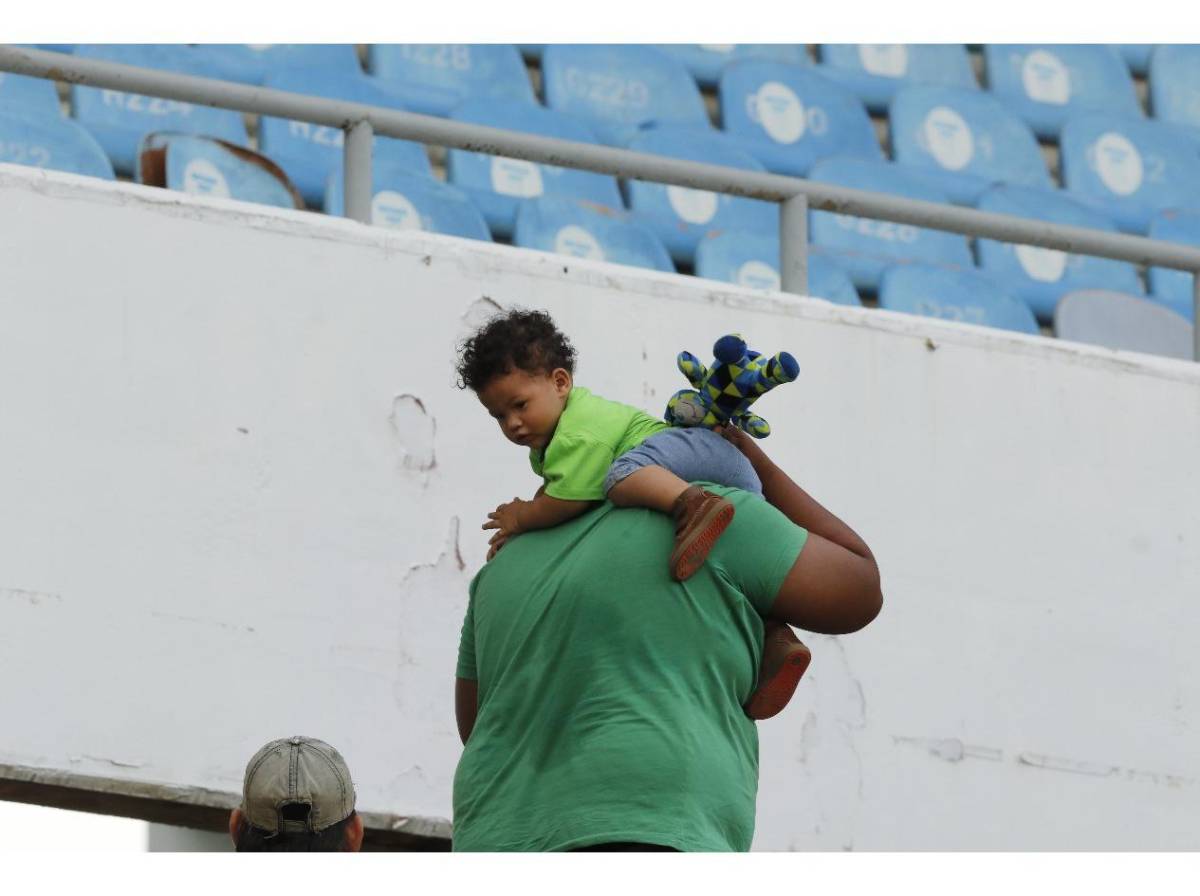 ¿Quién es la periodista que robó suspiros? Ambiente en el Marathón-Victoria