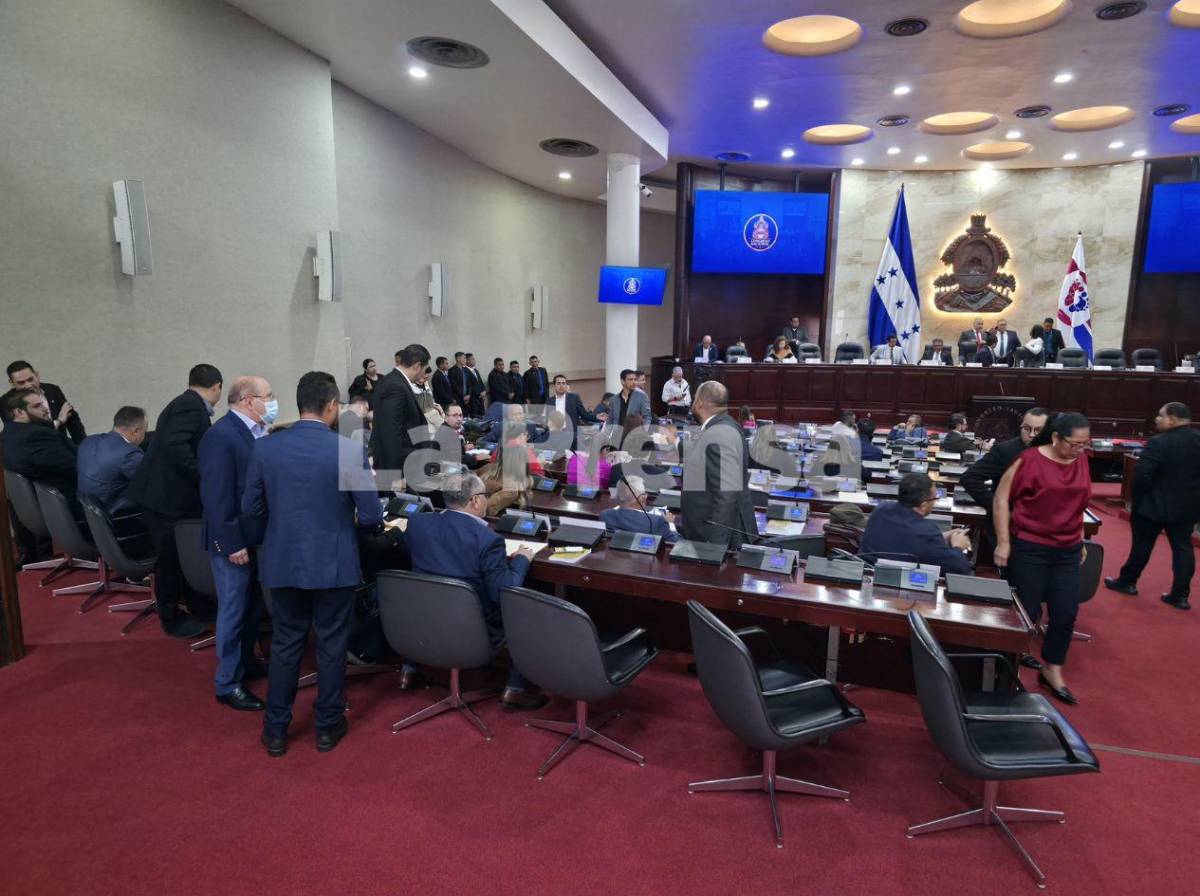 Silbidos y consignas en lectura de informe de la comisión de juicio político en el Congreso