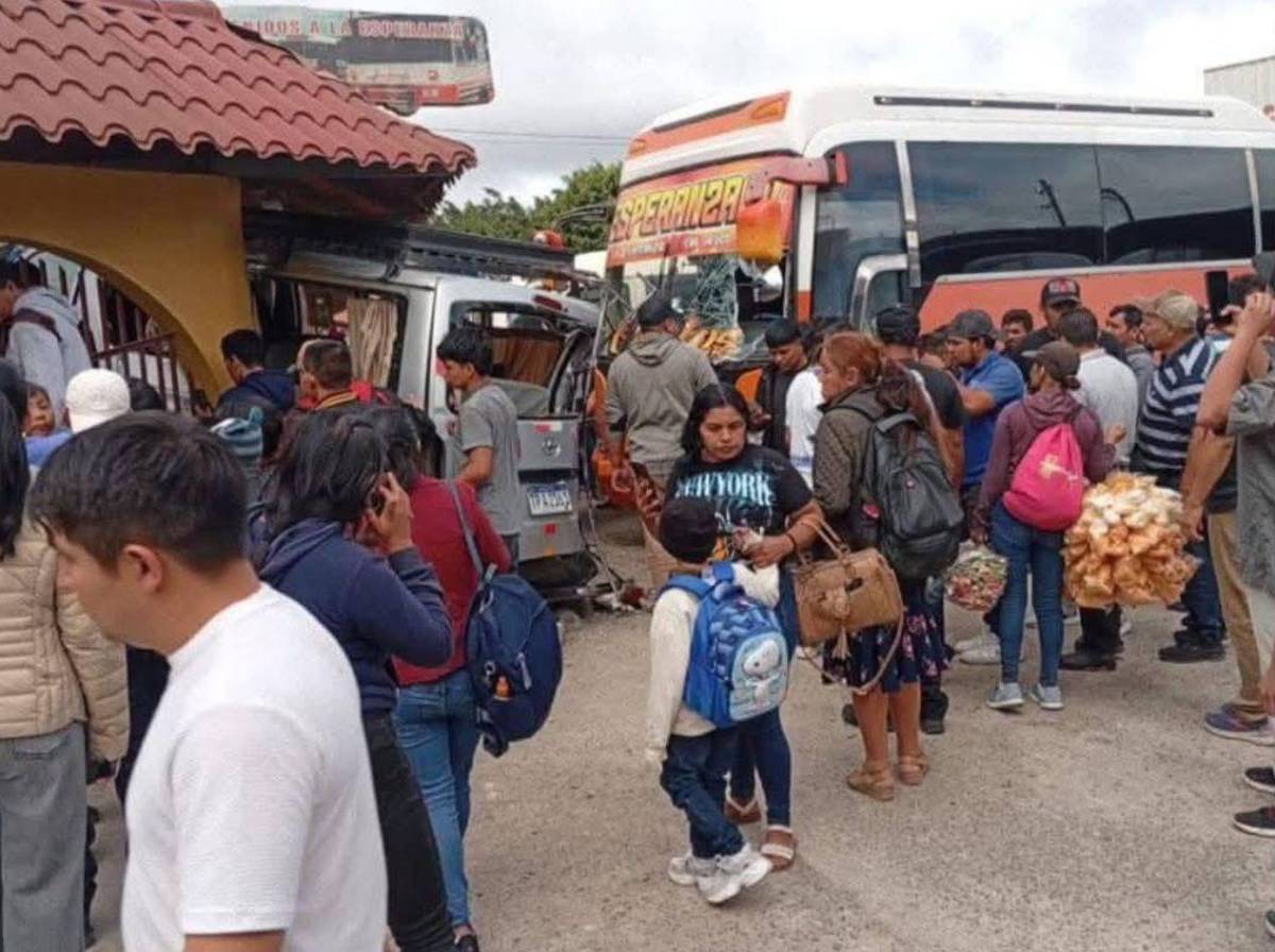 Colisión entre dos buses deja a una mujer herida en terminal de La Esperanza