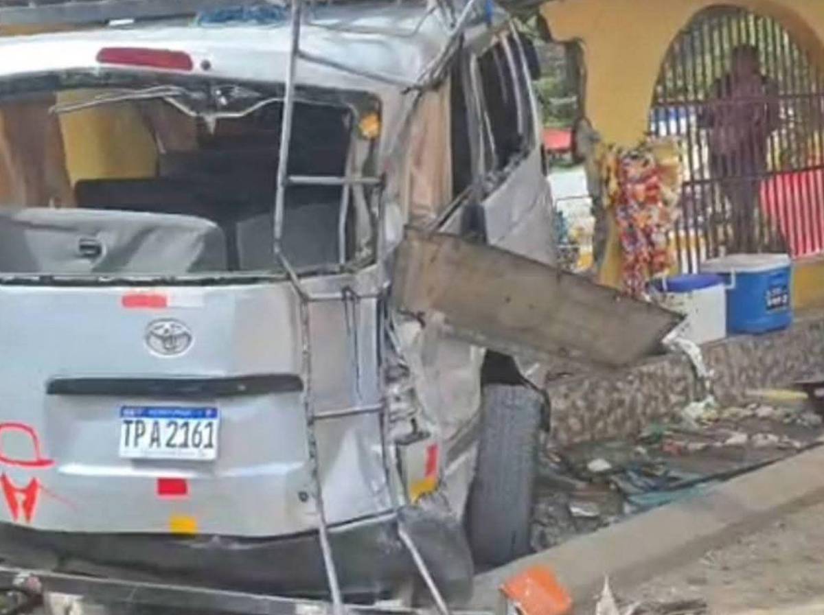 Colisión entre dos buses deja a una mujer herida en terminal de La Esperanza