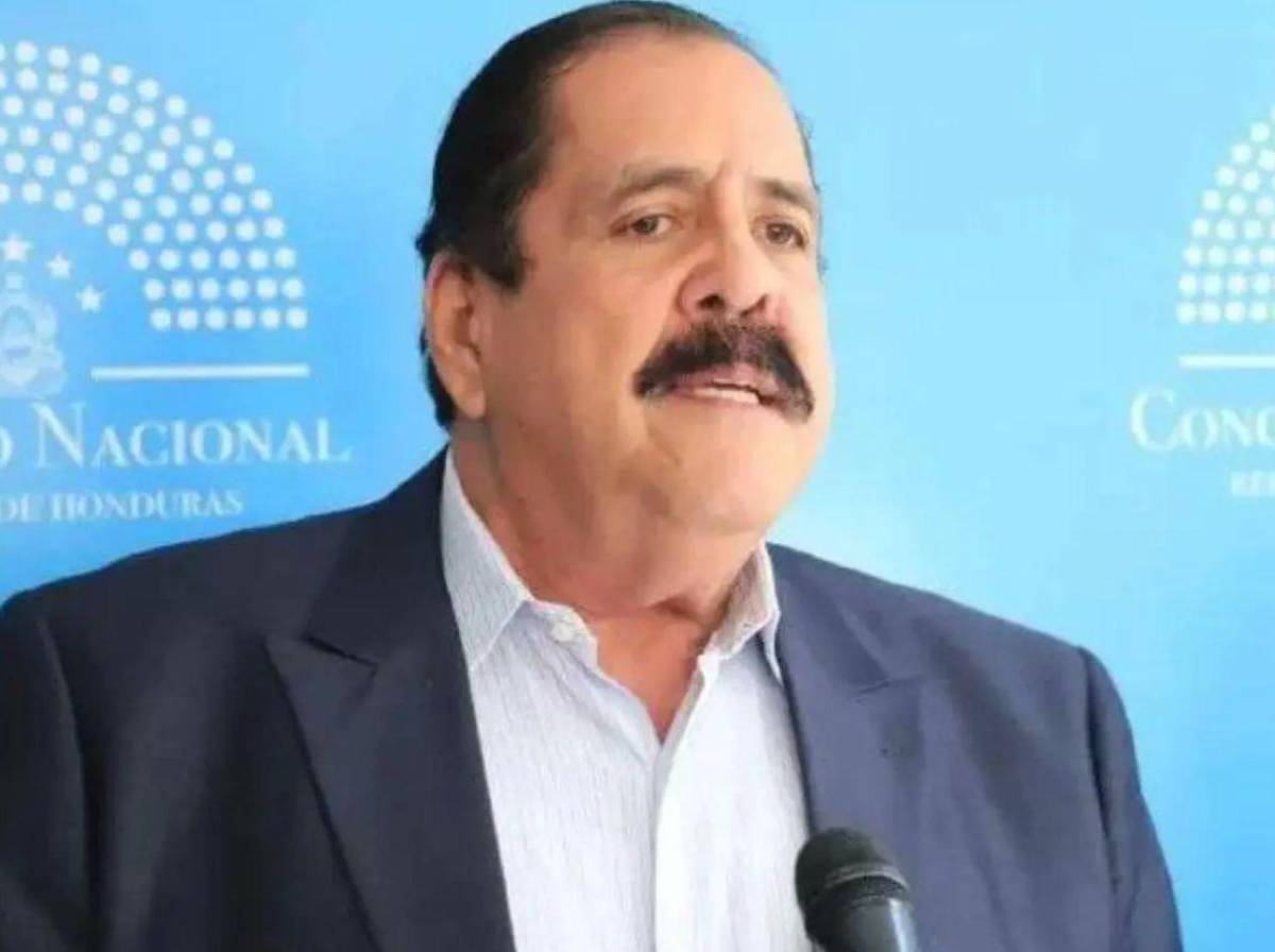 Carlos Zelaya sufre terrible enfermedad y recibe tratamiento en México