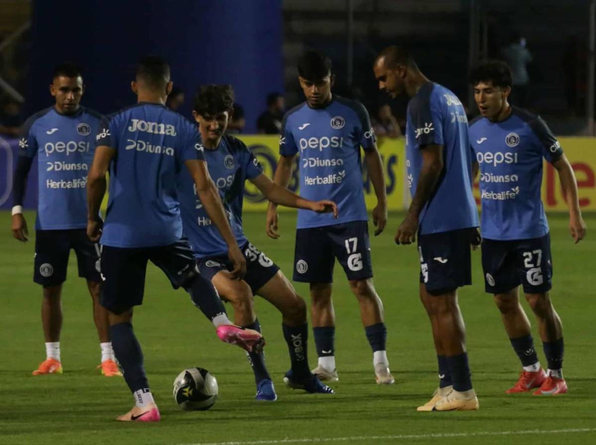 Fiesta azul en el Nacional y la hermosa rubia que robó suspiros