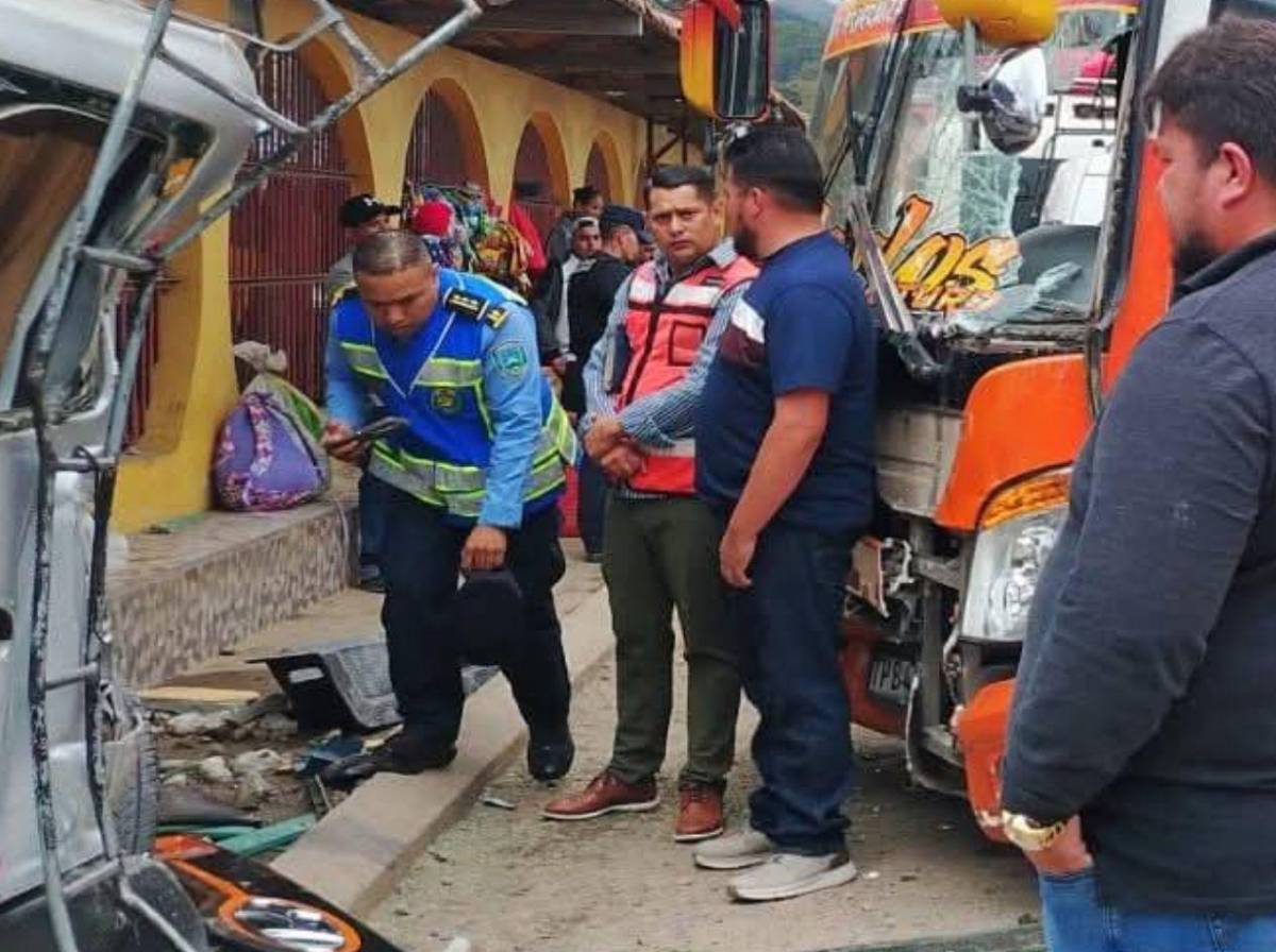 Colisión entre dos buses deja a una mujer herida en terminal de La Esperanza
