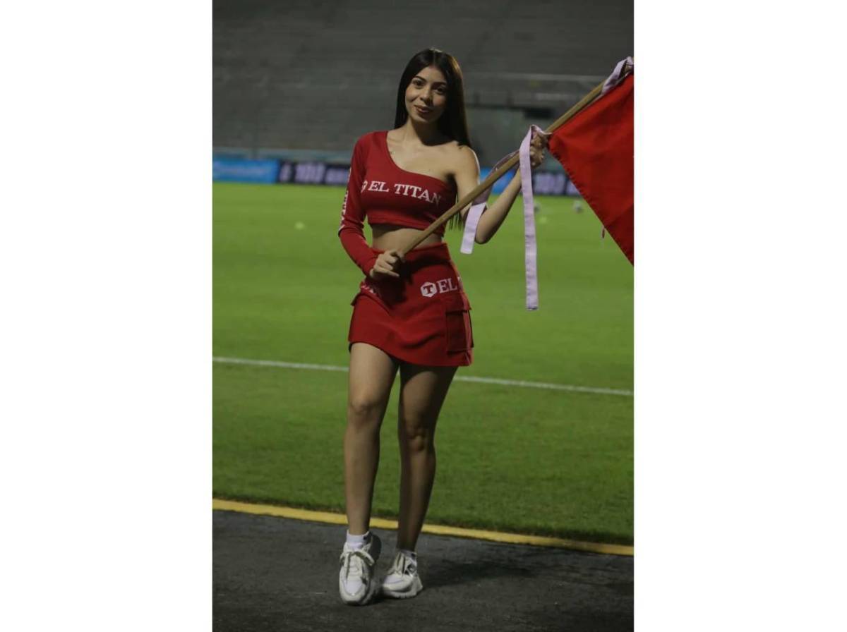 Fiesta azul en el Nacional y la hermosa rubia que robó suspiros