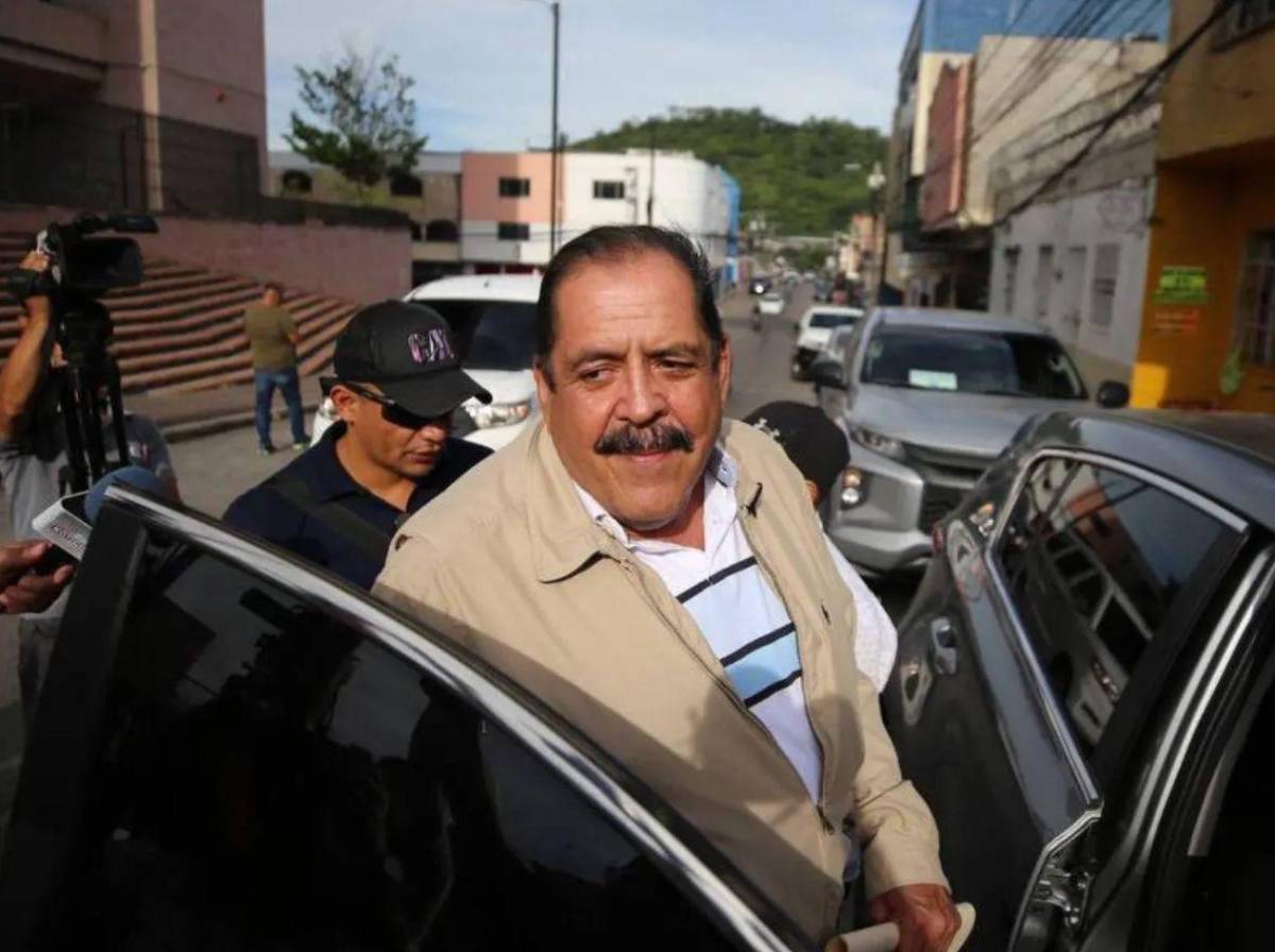 Carlos Zelaya sufre terrible enfermedad y recibe tratamiento en México