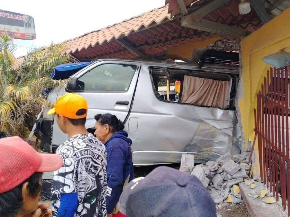 Colisión entre dos buses deja a una mujer herida en terminal de La Esperanza