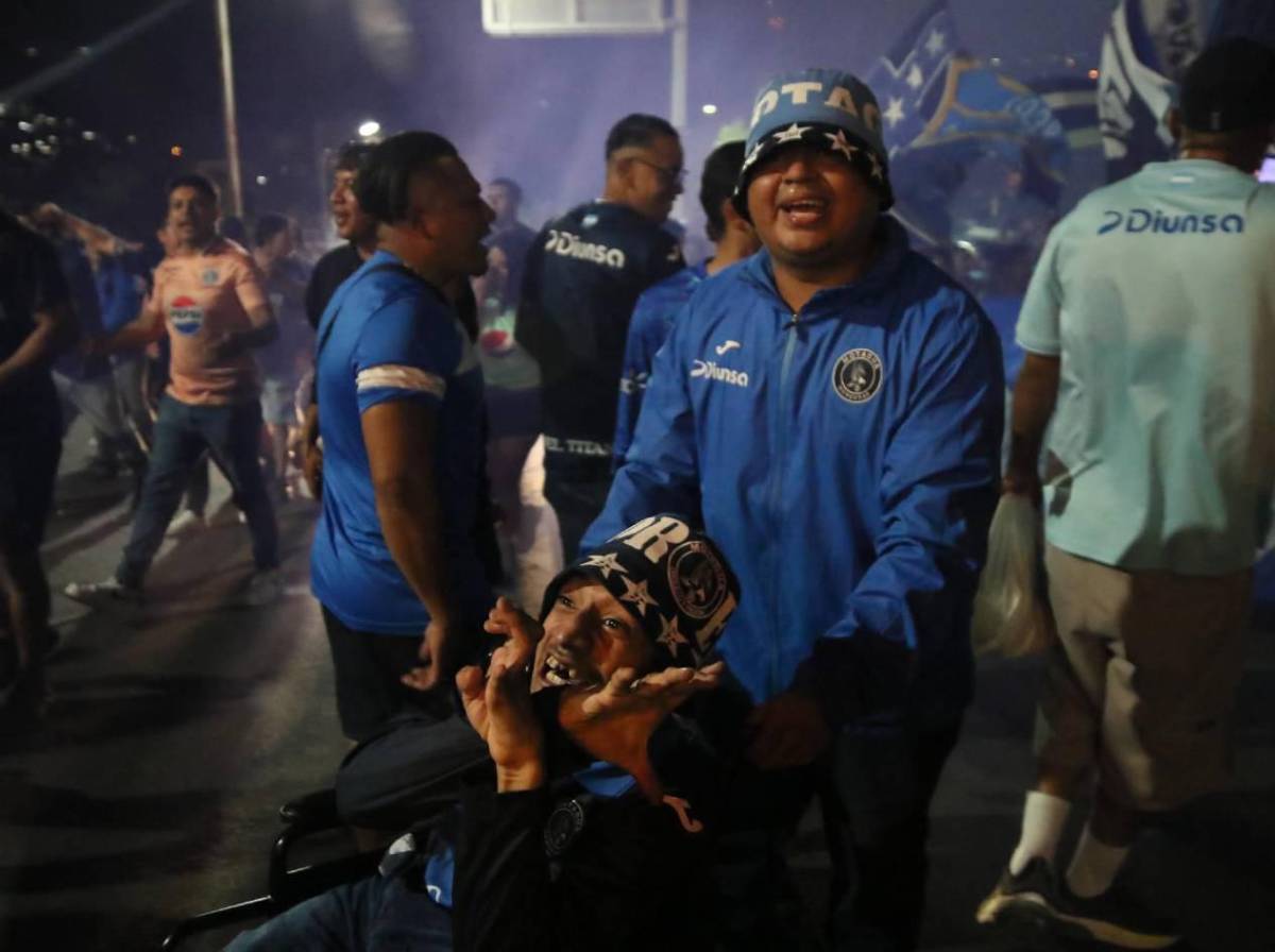 Fiesta azul en el Nacional y la hermosa rubia que robó suspiros