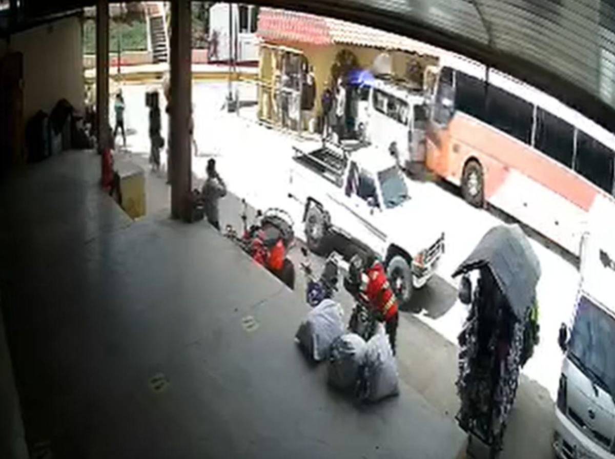 Colisión entre dos buses deja a una mujer herida en terminal de La Esperanza