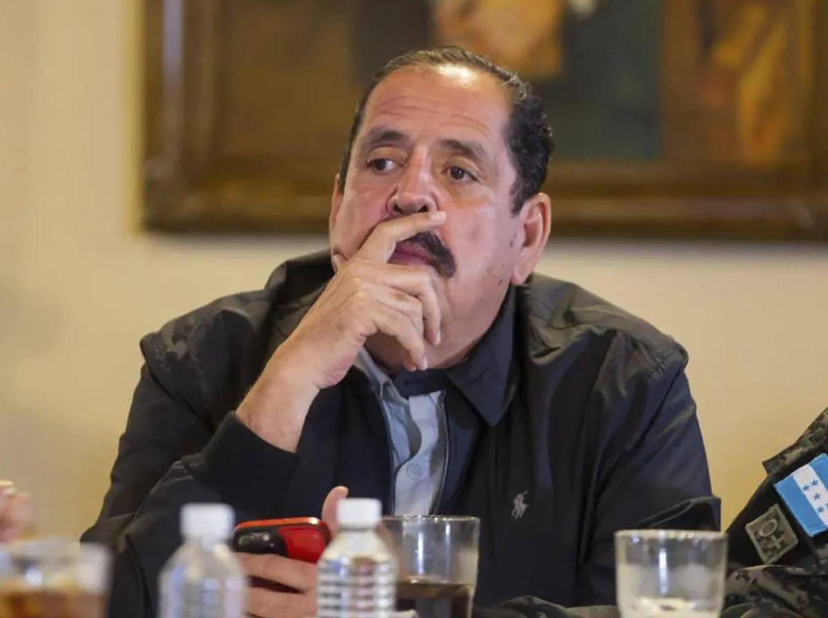 Carlos Zelaya sufre terrible enfermedad y recibe tratamiento en México