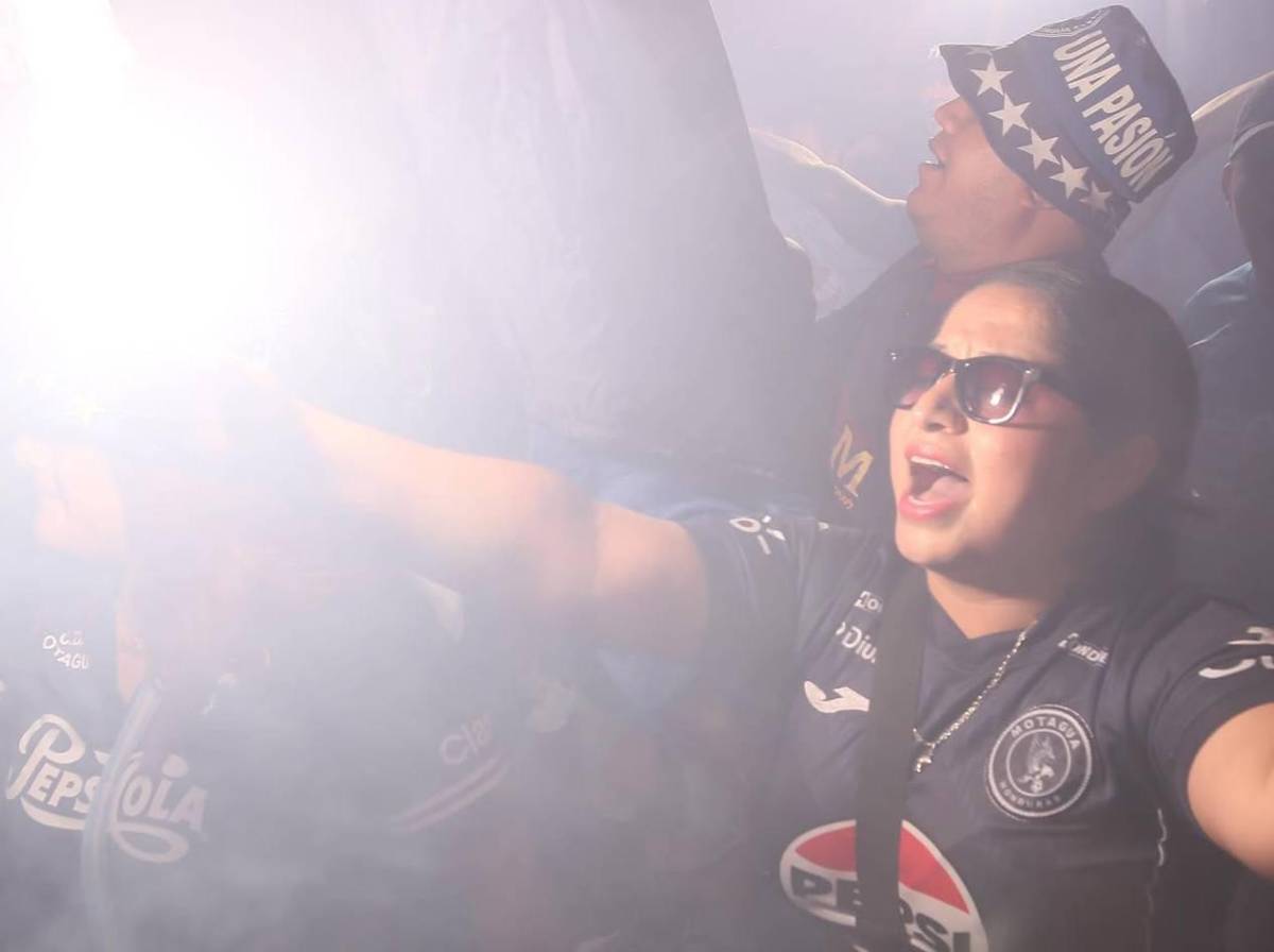 Fiesta azul en el Nacional y la hermosa rubia que robó suspiros