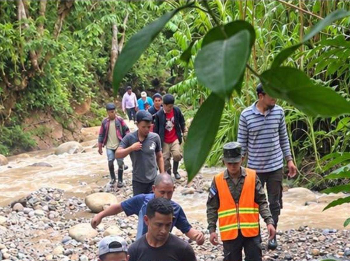 Tres miembros de una familia mueren al intentar cruzar una quebrada crecida en un pickup en Comayagua
