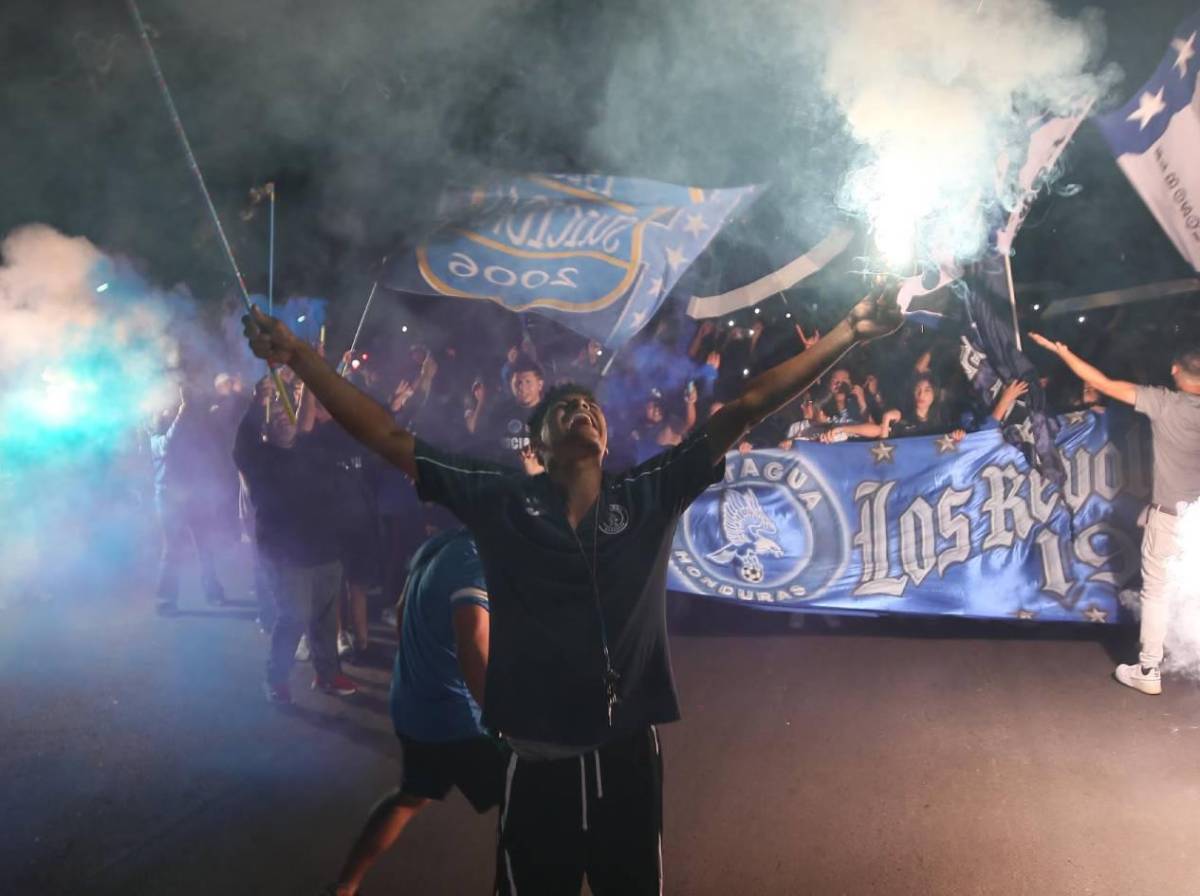 Fiesta azul en el Nacional y la hermosa rubia que robó suspiros