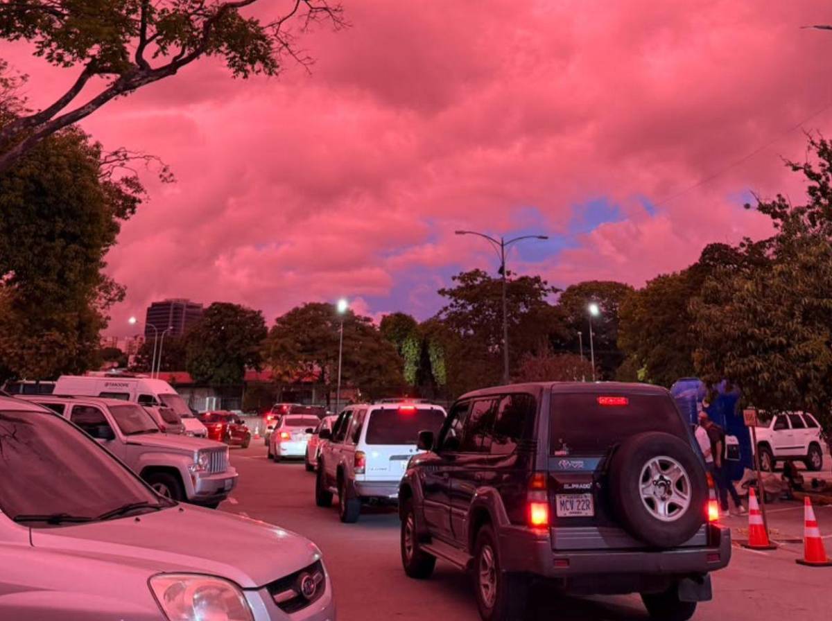 Venezuela: el cielo se tiñe de rojo en Caracas una semana después del doble terremoto