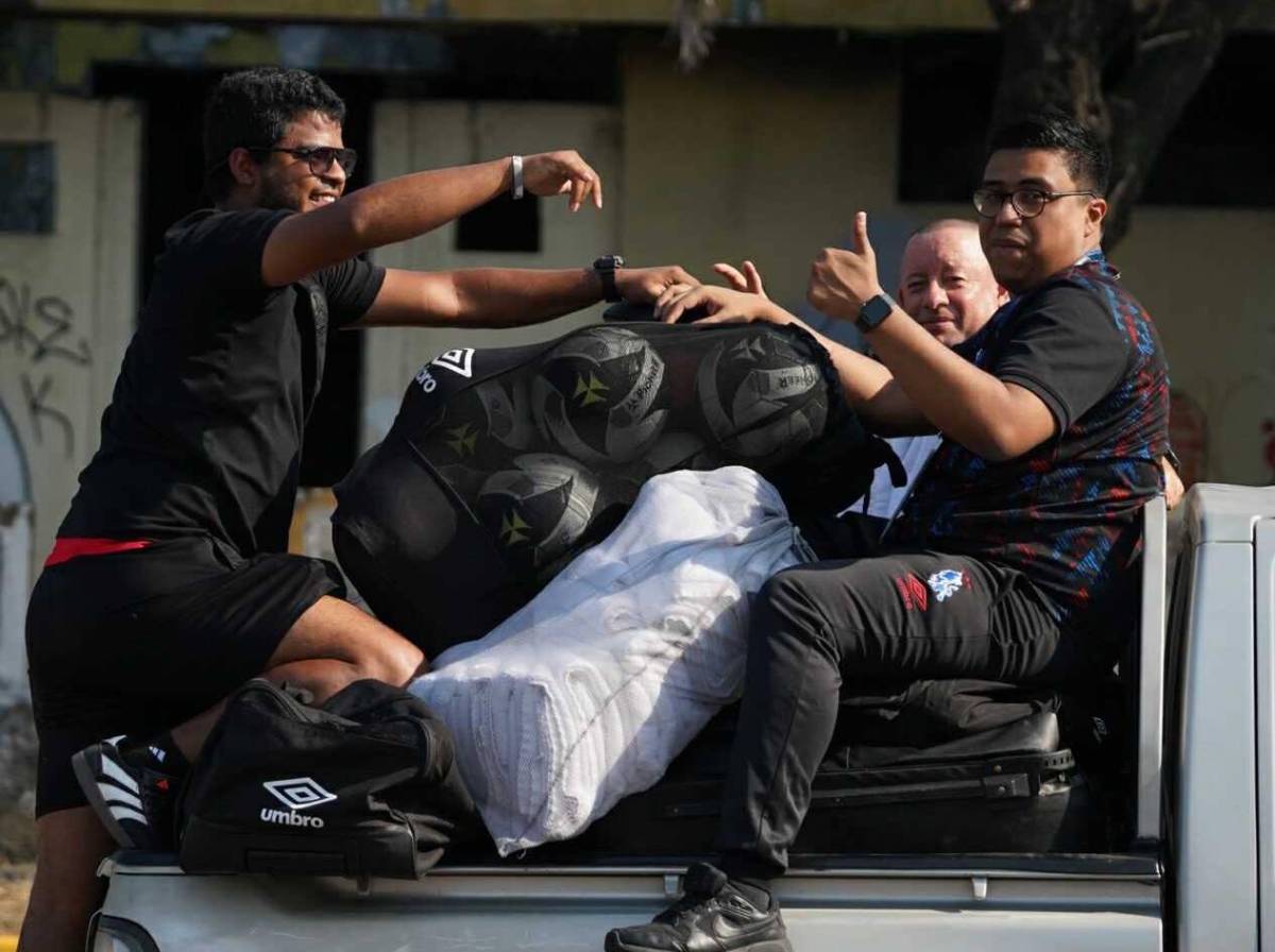 Artista catracho y ambiente en las calles antes del Real España vs Olimpia