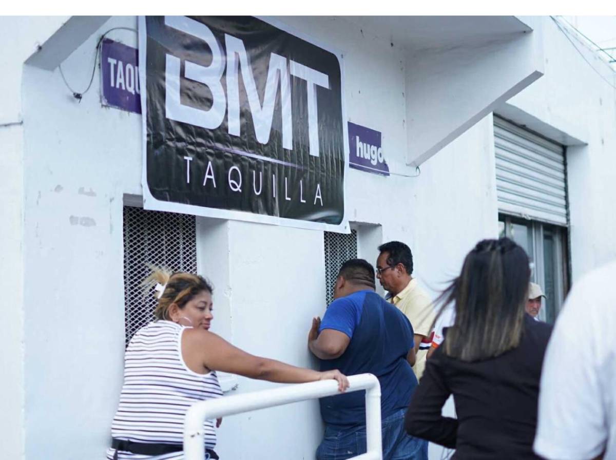 Artista catracho y ambiente en las calles antes del Real España vs Olimpia