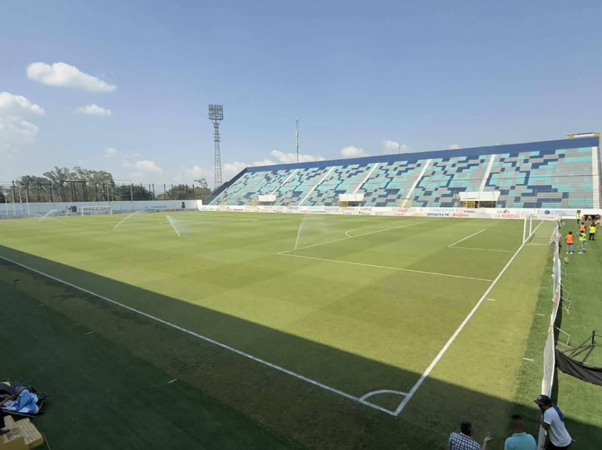 Artista catracho y ambiente en las calles antes del Real España vs Olimpia