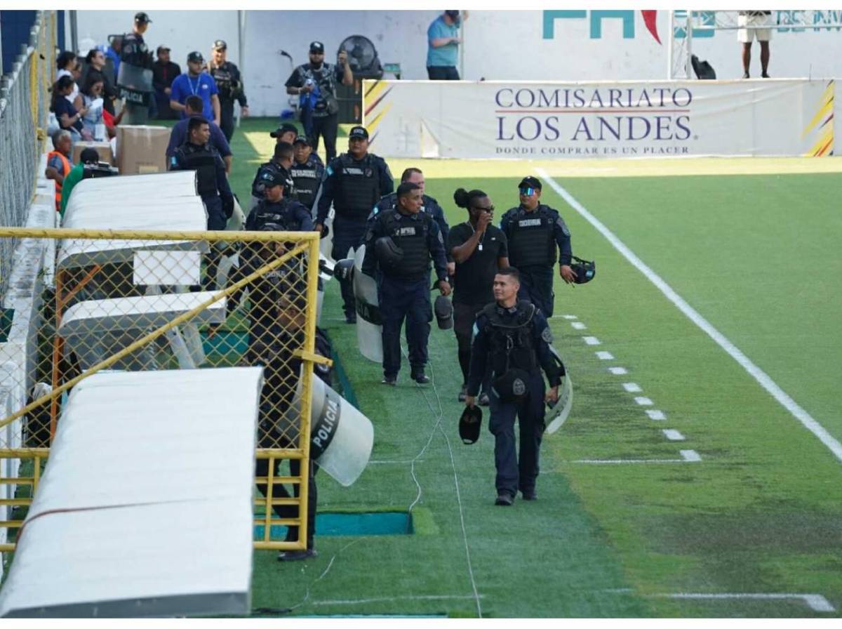 Artista catracho y ambiente en las calles antes del Real España vs Olimpia