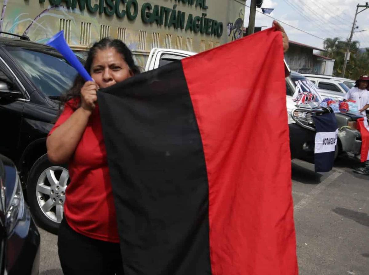 Color y emoción en Cantarranas por la final de ida del Ascenso
