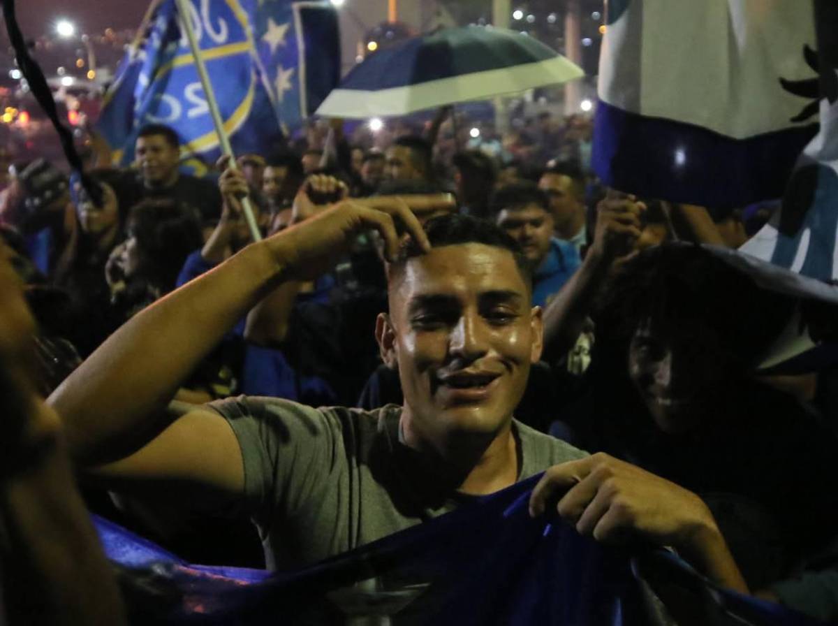 Fiesta azul en el Nacional y la hermosa rubia que robó suspiros