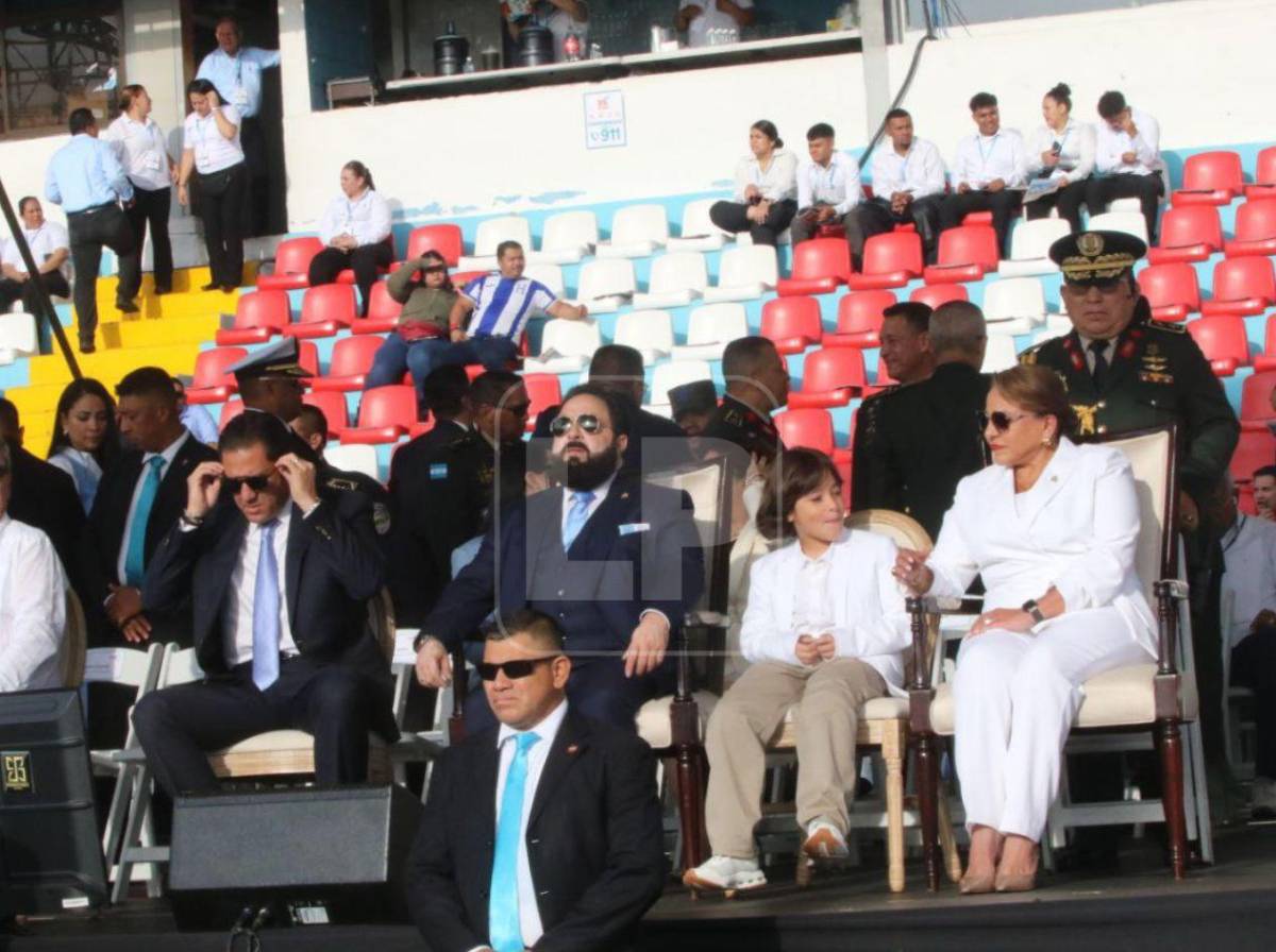 ¿Quién es el niño que acompaña a Xiomara Castro en el Estadio Nacional?