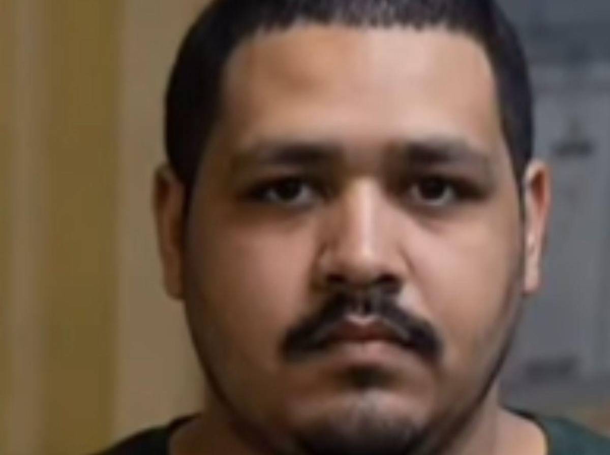 Arrestan a Johnny Guzmán, acusado de matar a su madre y huir con una maleta