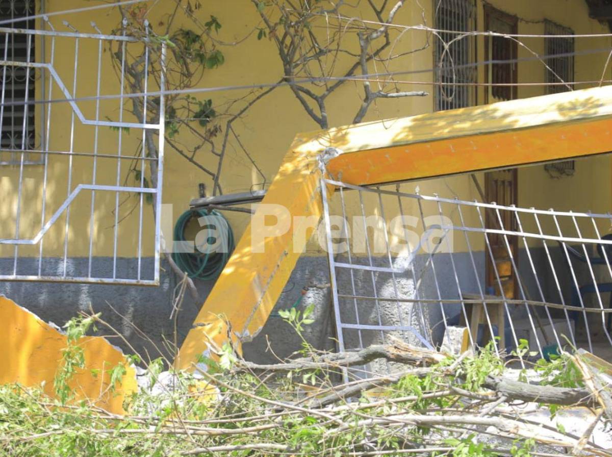 Camioneta queda incrustada en el muro de una casa tras accidente en colonia Sitraplast de SPS