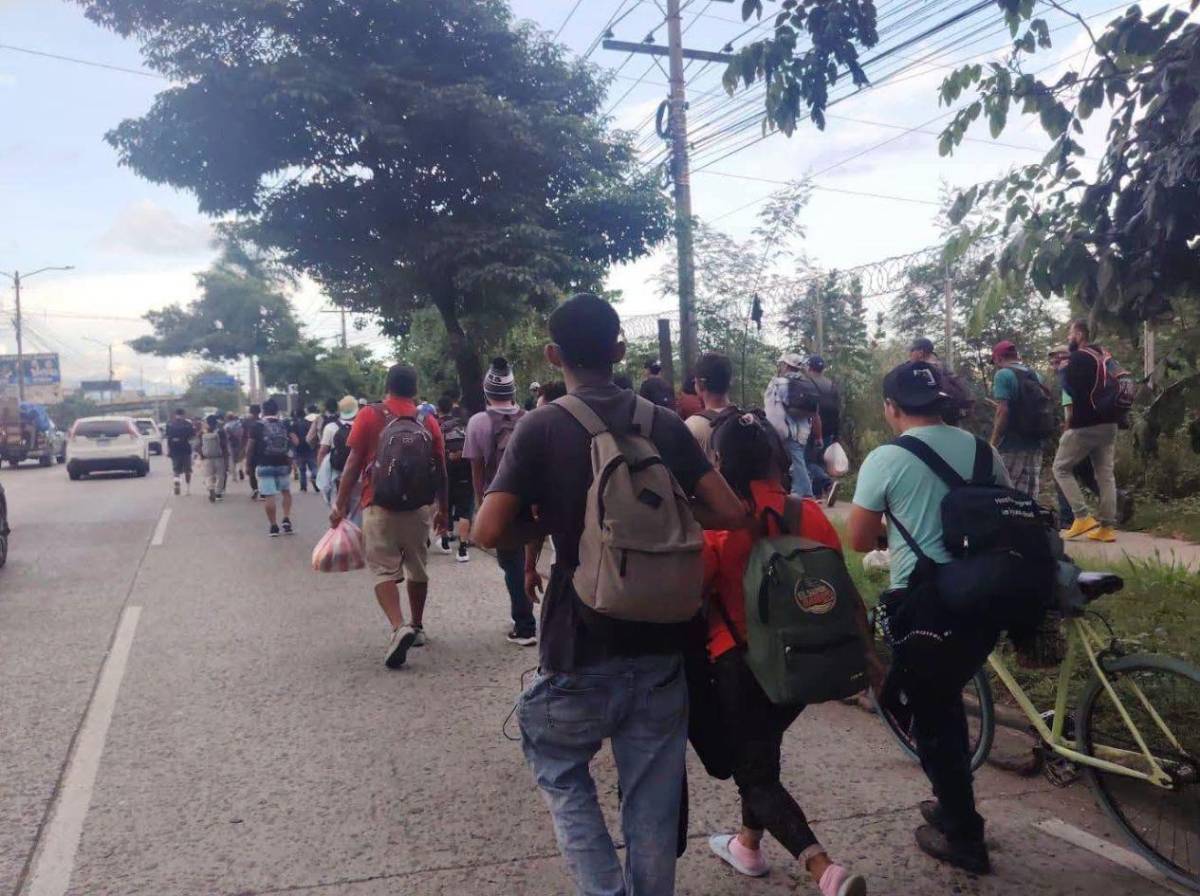 En este país no hay empleo: hondureños salen en caravana rumbo a Estados Unidos