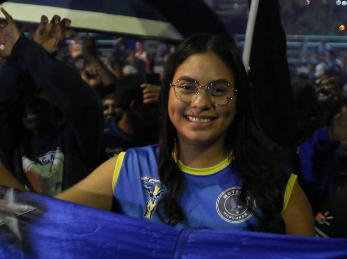 Fiesta azul en el Nacional y la hermosa rubia que robó suspiros