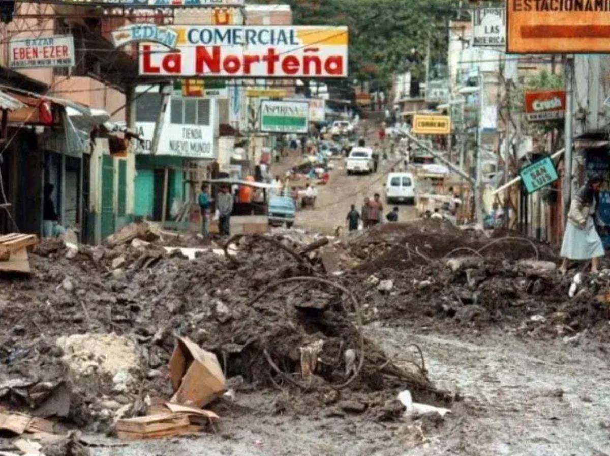 Las históricas portadas de LA PRENSA sobre la tragedia del huracán Mitch en Honduras en 1998