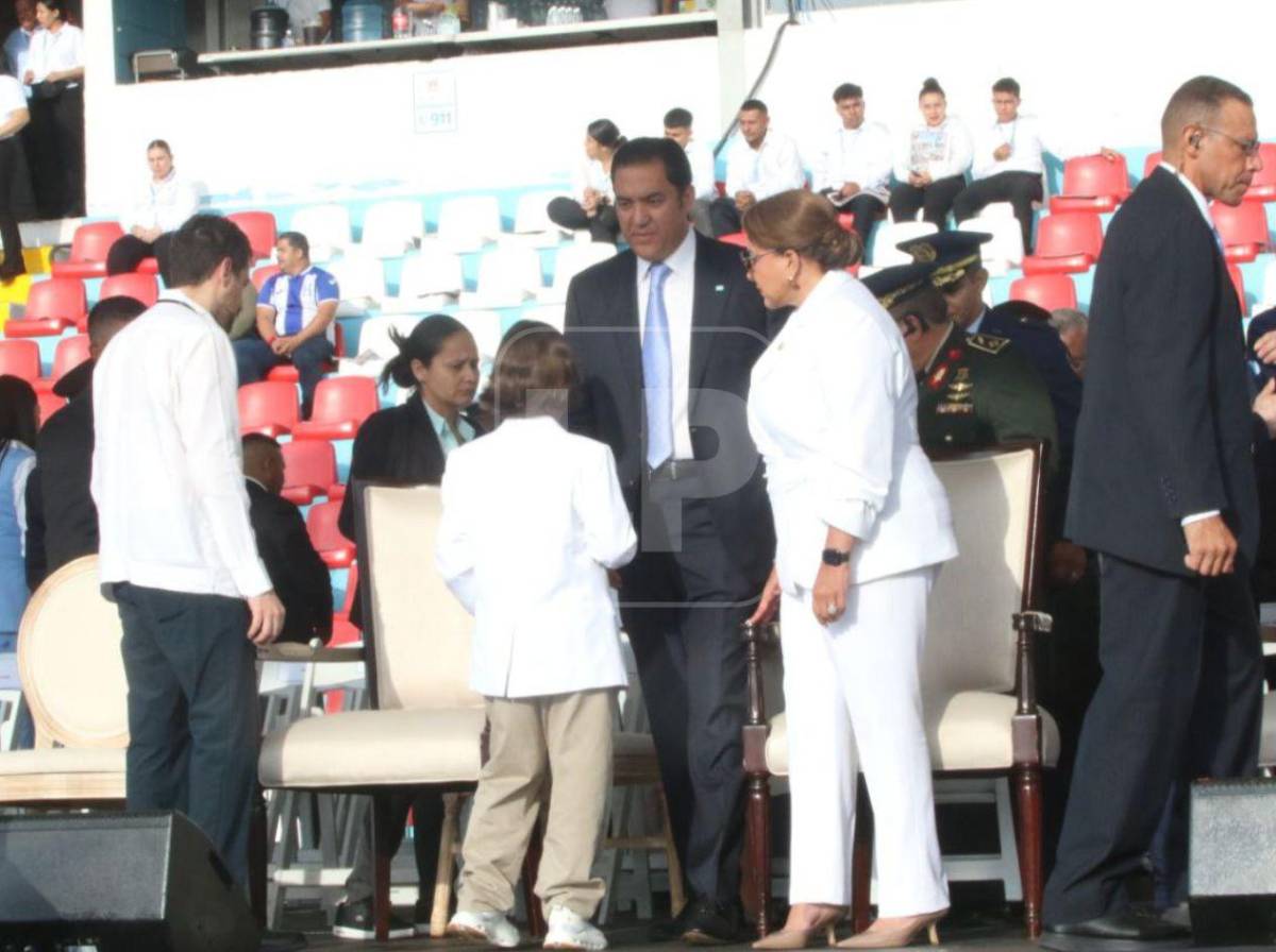 ¿Quién es el niño que acompaña a Xiomara Castro en el Estadio Nacional?