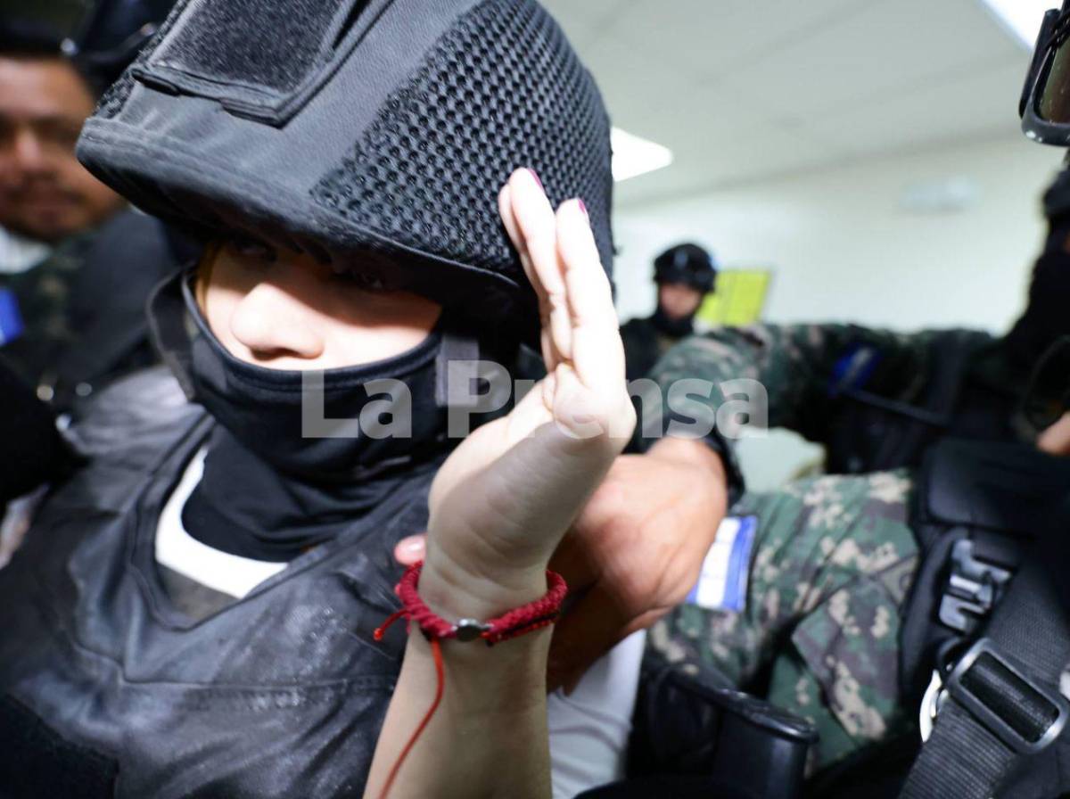 Con chaleco antibalas, casco y pasamontañas llegó exfiscal Francia Medina a tribunales de SPS